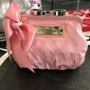 My Flat in London Quilted Pink Purse – Designed by Jan Haedrich